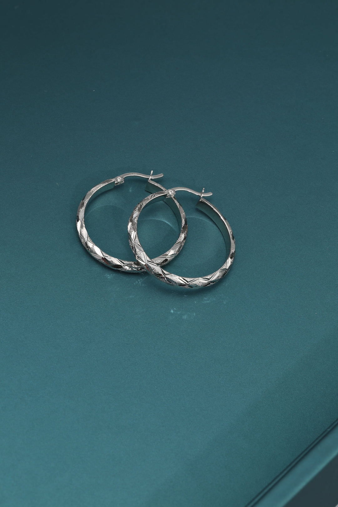 925 Sterling Silver Diamond Cut X Pattern Round Hoops